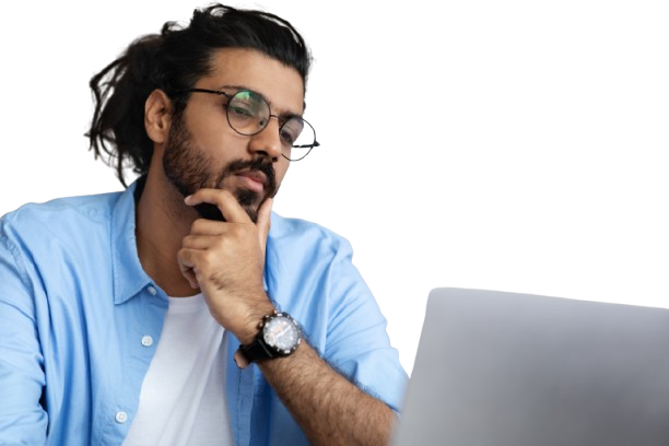 Développeur web international évaluant les critères d'innovation de son projet pour l'agrément CII